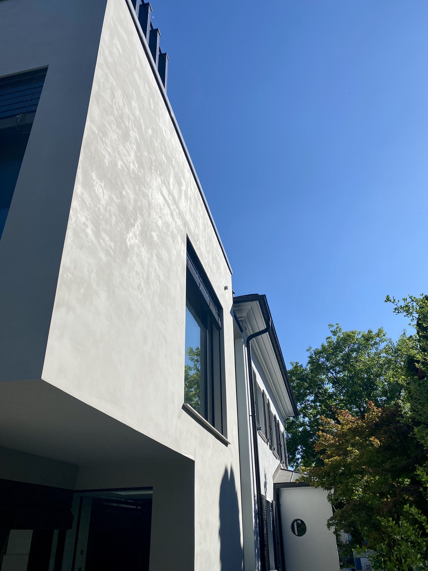 Neubaufassade weiß